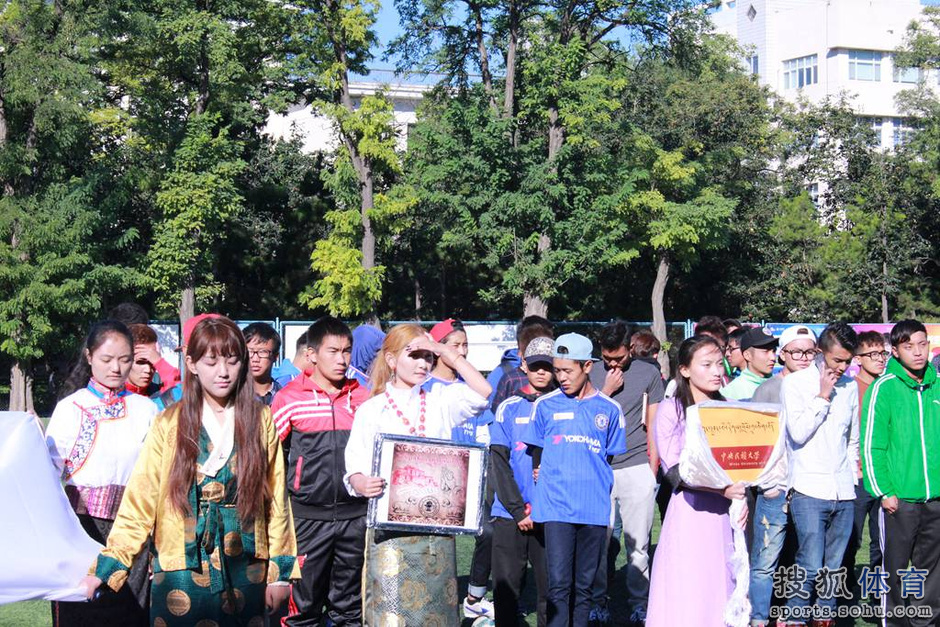 高清:神牛杯校园足球赛落幕 运动健儿意气风发