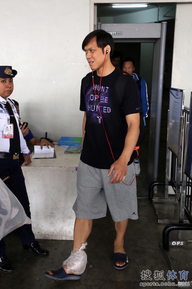 高清:中华台北结束训练 林志杰裹冰袋一脸愁容