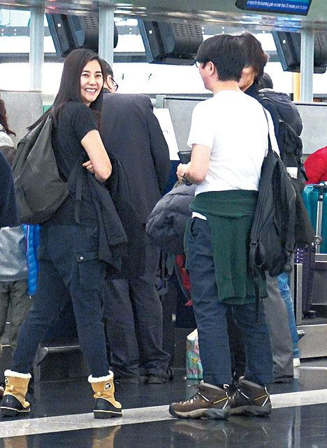 郑伊健蒙嘉慧庆结婚两周年 恩爱同行赴日本滑雪