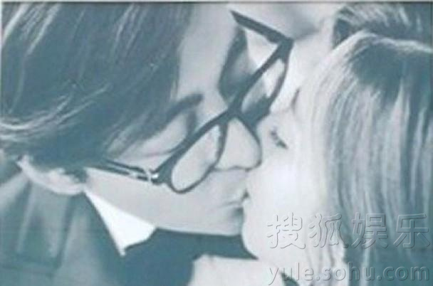 裴勇俊朴秀珍亲吻婚纱照曝光 两人爱得甜蜜