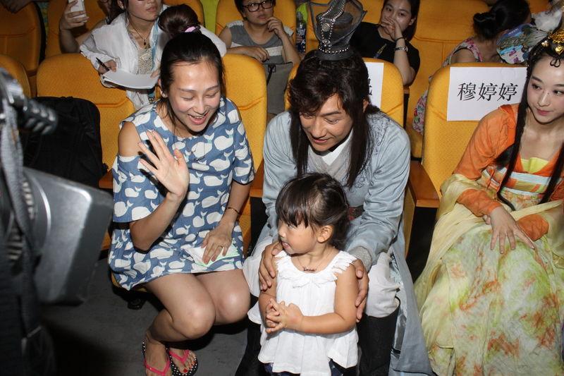 陈浩民携女儿出席发布会