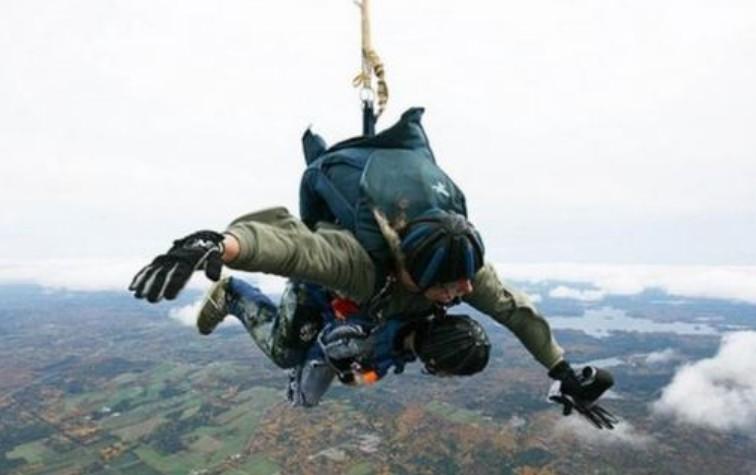 和充气娃娃一起生活的男人们