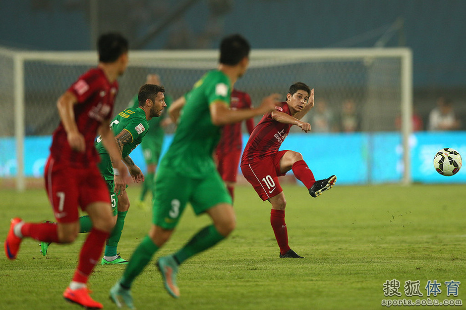 高清图:国安0-0战平上港 杨智神勇扑点激情怒吼