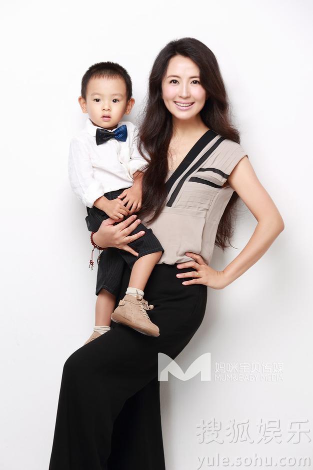 杨童舒亲子写真曝光 母子情深齐卖萌图片_喝小酒的 ...