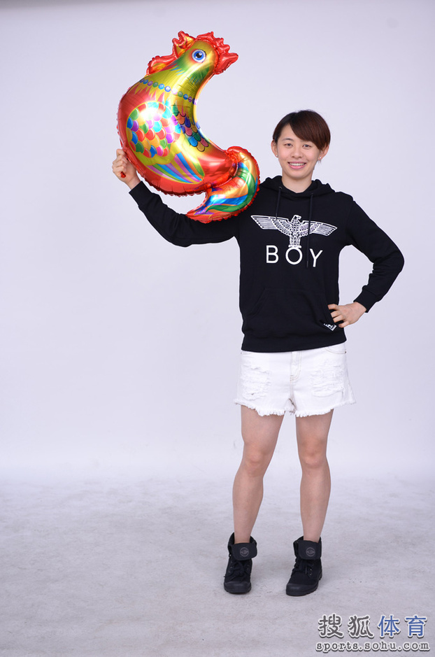 组图:广东女篮拍摄拜年写真 杨力维着裙装亮相