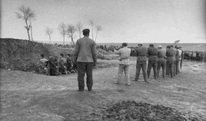 死刑犯执行枪决的行刑前瞬间 文革中1968年清明节哈尔滨处决"反革命