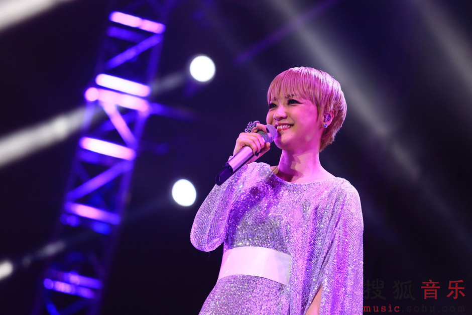 陈慧娴30周年演唱会上海落幕 穿猫女装载歌载