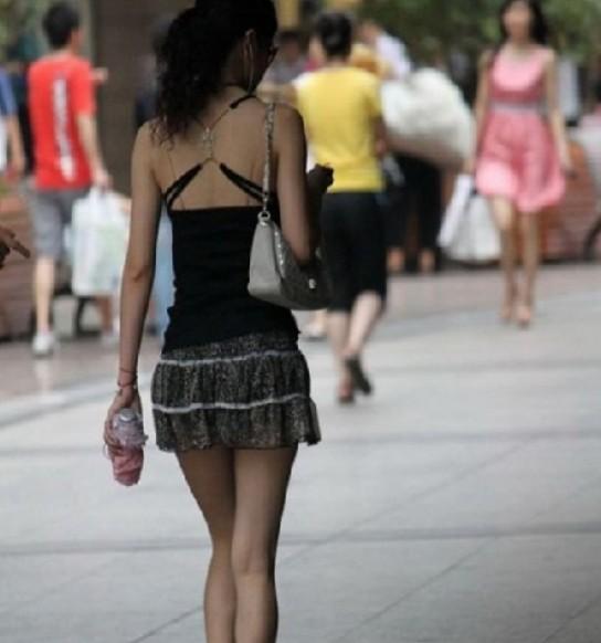 夏日街拍+<em>穿</em>超短裙露<em>长腿</em>的美女们5302272-女