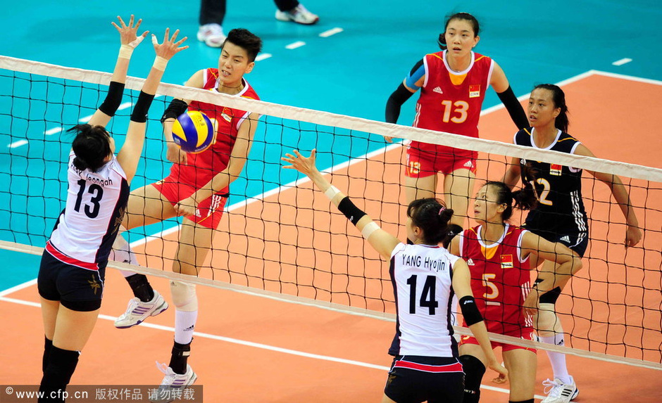 高清:<em>中国女排</em>二队抱团庆祝夺冠 礼仪小姐美艳