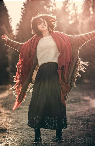 谭松韵拍时尚杂志精美写真 眼神空灵意境唯美