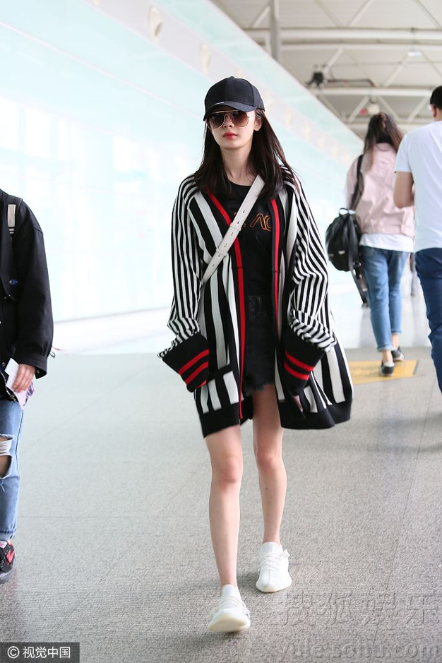 带货女王出动!杨幂穿条纹开衫秀美腿成日常(图)