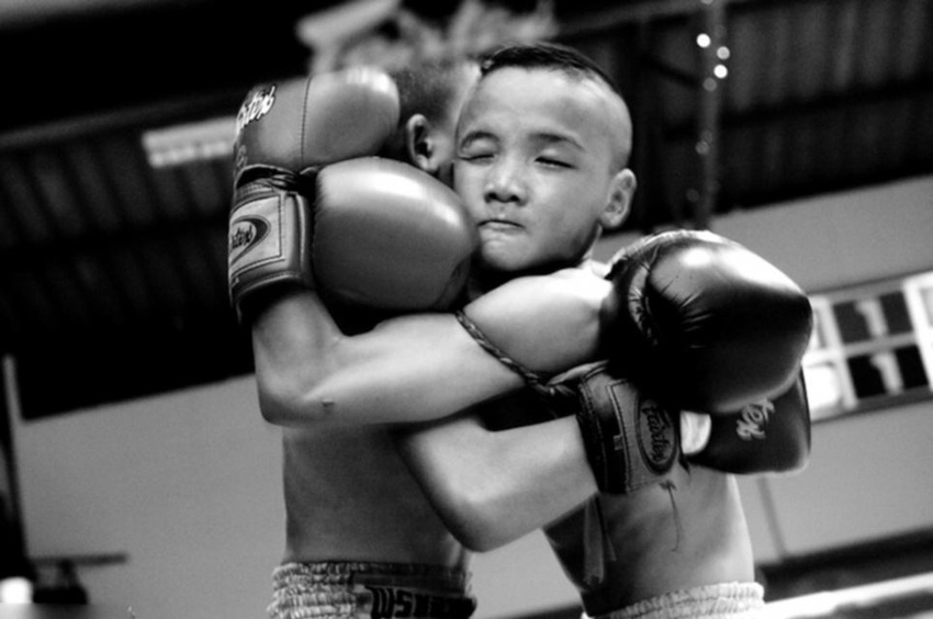 摄影师记录搏击场上的泰拳儿童 搏斗的"勇士"