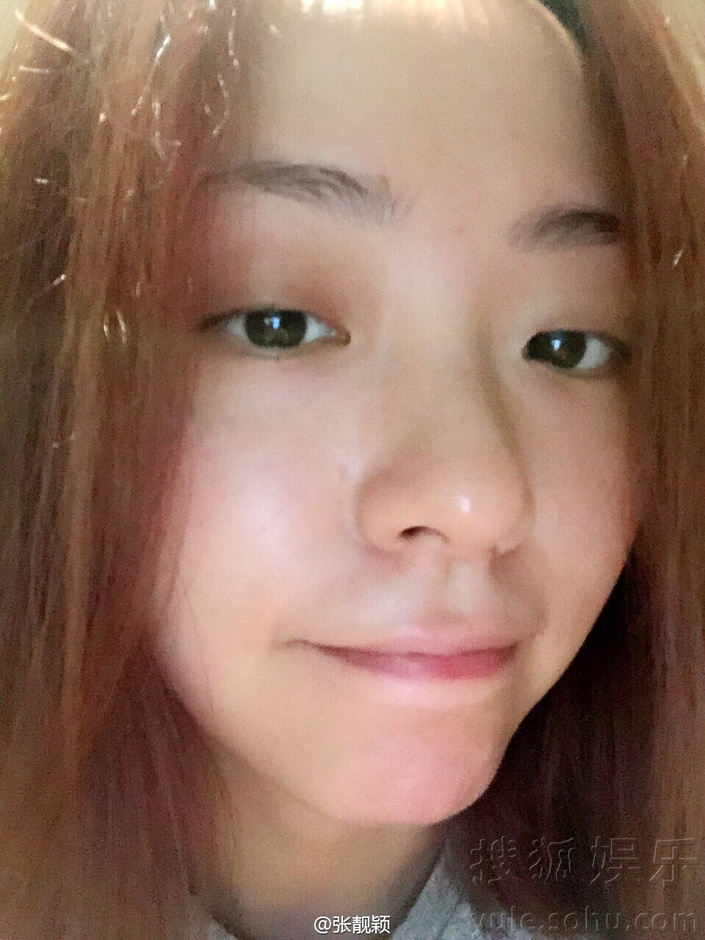睫毛弯弯眼睛眨眨!张靓颖晒自拍 表情搞怪逗趣