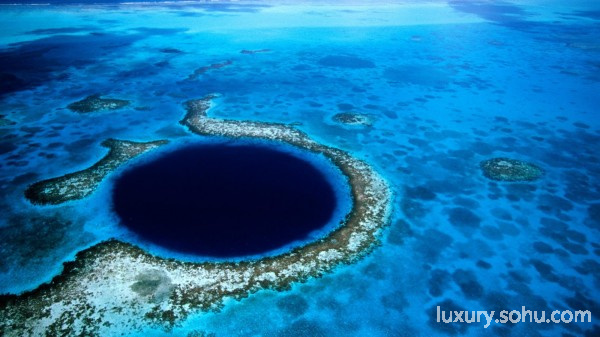 中美洲伯利兹北部沿海的小岛 Ambergris Caye 连续第二年被旅行网站 TripAdvisor 的读者评选为世界最美海岛。这里有全球第二大的珊瑚岛礁群,以及潜水爱好者的终极梦想之地:大蓝洞。这个看似无底的海中大洞里,栖居着黑鳍虎,锤头鲨,神仙鱼,虾虎鱼,蝴蝶鱼和小石斑鱼等珍稀海洋生物。伯利兹堡礁也是联合国指定的世界遗产。该评选是根据过去12个月内对全球主要海岛上的酒店、餐厅和旅游胜地的读者评分,综合评估的结果。
