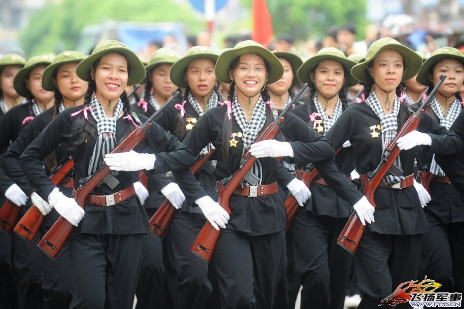 越南阅兵式彩排 女兵持枪亮相抢眼6566572-军