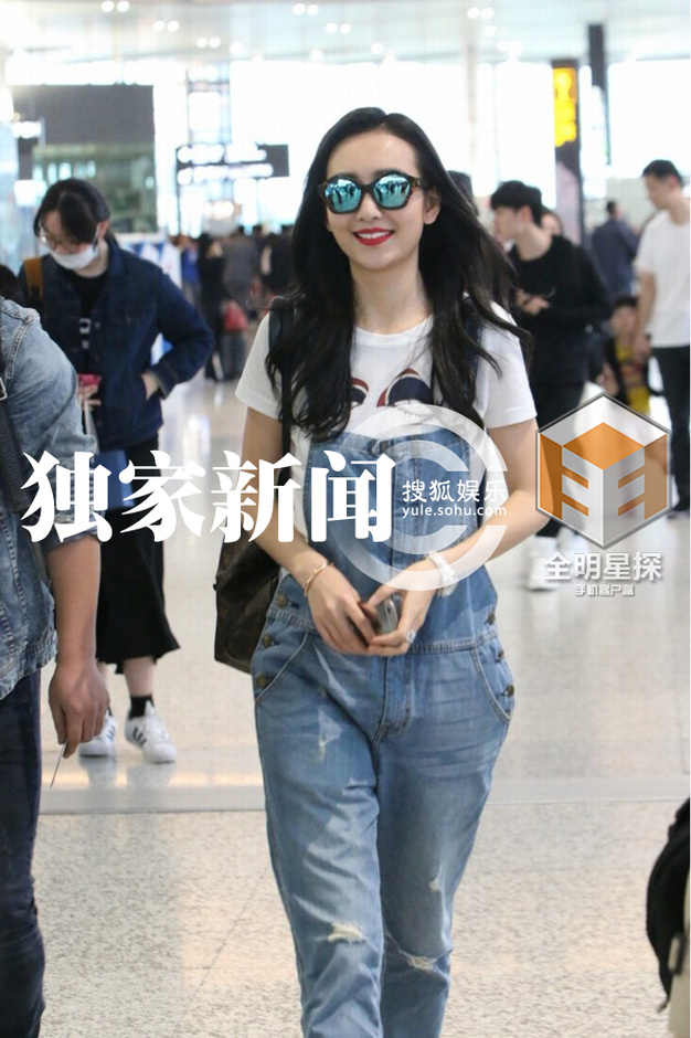 独家:元气少女!王鸥穿背带裤现身机场8437172