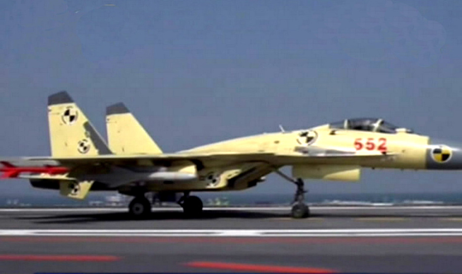 歼15完成挂载反舰导弹起降 已具备实战能力55