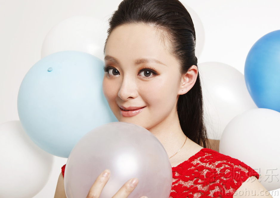 许榕真新年大片曝光 着红裙气质优雅-娱乐频道