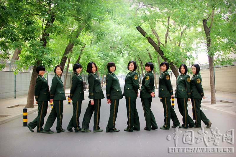 军校女生毕业照:军车上摆酷 嘟嘴卖萌