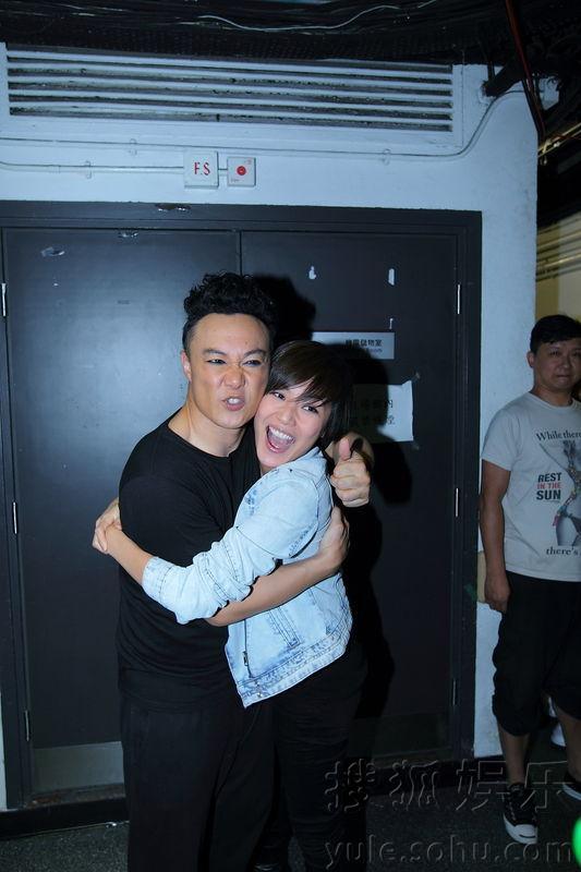 陈奕迅红馆度生日 吹不灭蜡烛笑翻天