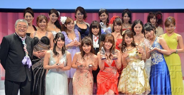 日本举办AV颁奖礼 波多野<em>结衣</em>爆乳领奖泣不成