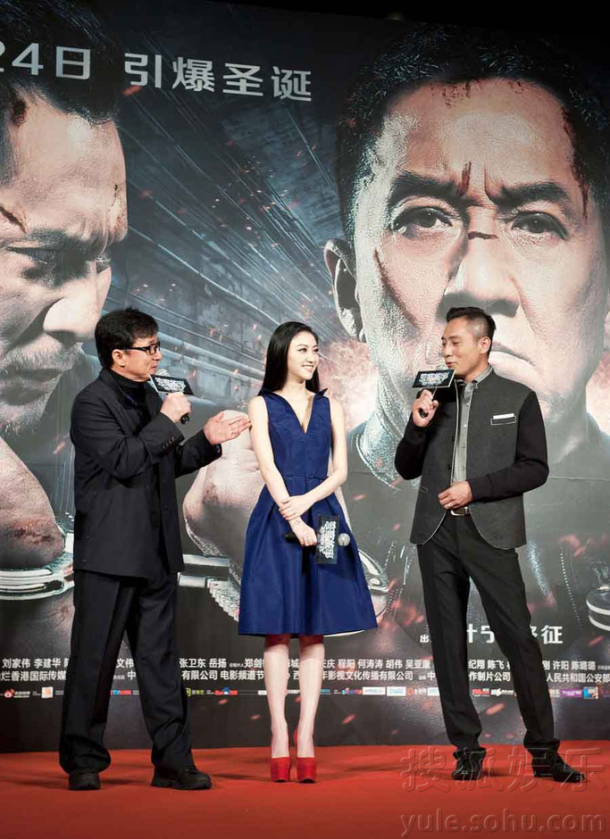 搜狐娱乐讯(三三/文 小明/视频)北京时间12月8日,《警察故事2013》举行终极海报和主题曲MV揭幕发布会。现场,导演丁晟导演携成龙、刘烨、景甜出席。丁晟介绍,该片平均1.7秒一个镜头,是3D电影镜头最多的一部。 此外,主演成龙也直面其华语最高片酬传言,他坦言:有时候我是零片酬拍戏的,我不认为我的片酬高。他还开玩笑说房祖名演戏片酬也才一万多啊。此外,他在大谈拍摄新片的艰辛时,郑重呼吁大牌演员请体谅幕后工作人员。