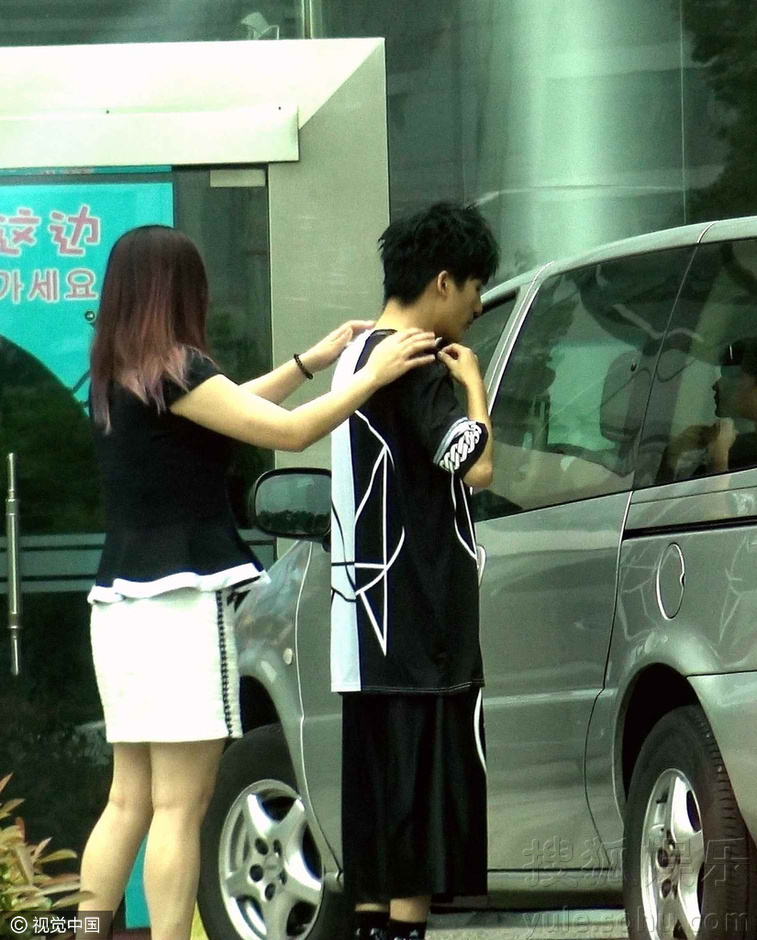 大张伟现身遭围堵 获太太刘迎整理着装幸福满满-娱乐频道图片库-大视野-搜狐