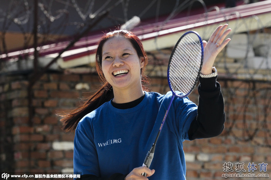 高清:李娜携姜山投身公益 打羽球拔河笑容灿烂