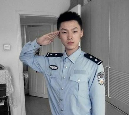 《好声音》第一季冠军梁博美国街头献唱