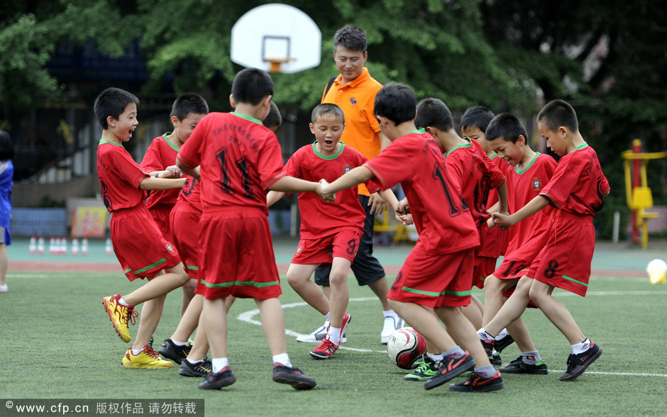 中国足球路在何方 回归本源让儿童体会快乐足