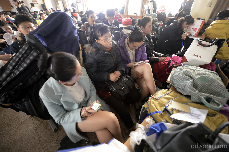 山东高姐选拔美女穿组图下蹲v美女协调性(短裙女生琪俏皮琪萌图片