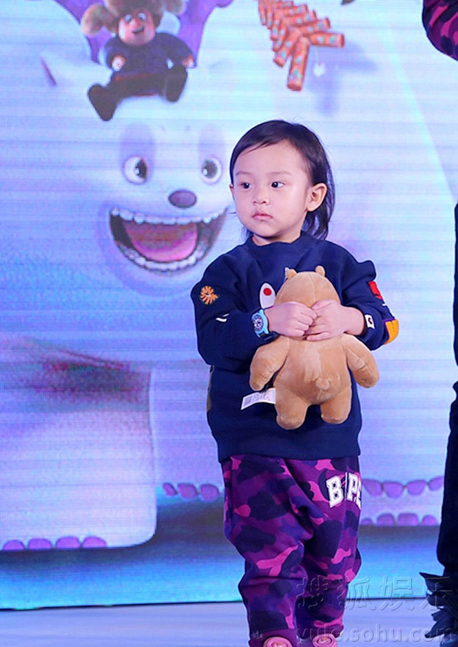 一不小心又帅了 搜狐娱乐讯 1月22日,贾乃亮,李小璐携女儿甜馨