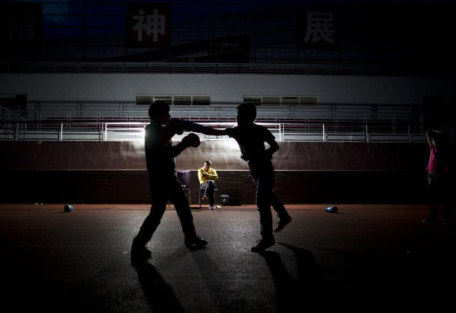 两位小拳手训练的背影  1986年3月,中国正式恢复了拳击运动