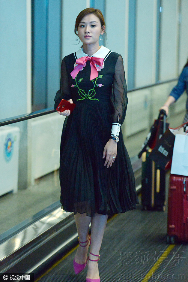 叶一茜穿黑纱裙配红领结 轻撩秀发女人味足(组图)
