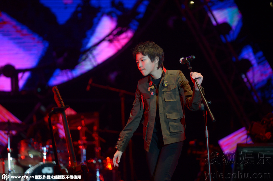 王菲女儿窦靖童内地首秀 李亚鹏李嫣台下观看