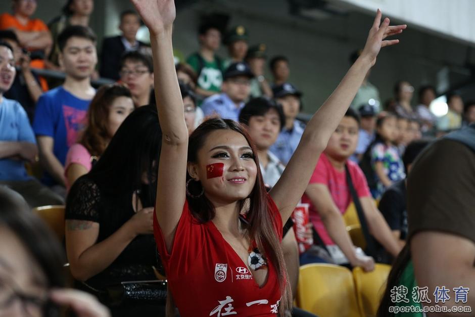 高清:最美女球迷见证国足惨败 中国乳神笑容美