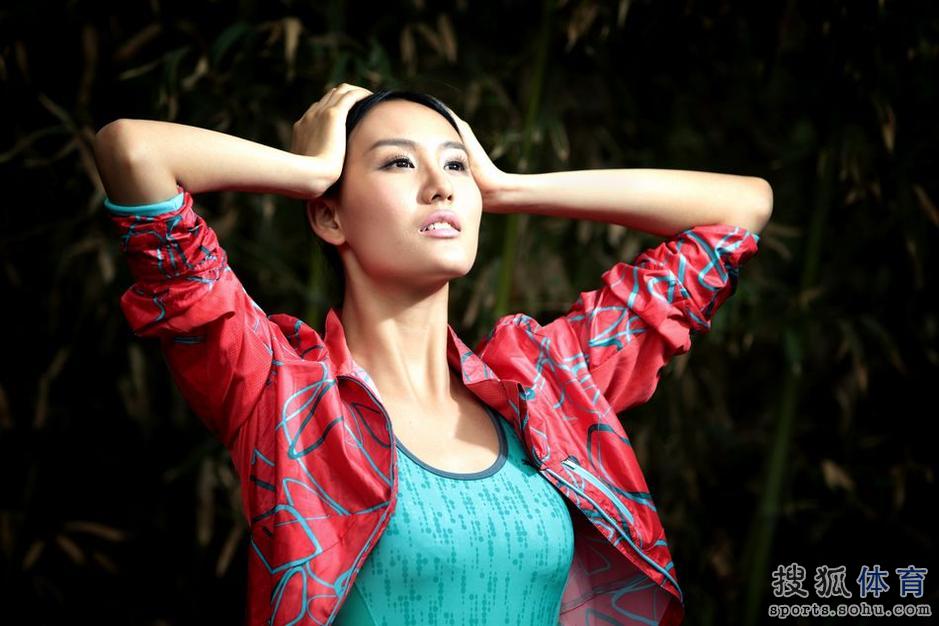 高清:19岁<em>美少女</em>竹林间慢跑 双颊<em>绯红</em>英气十足