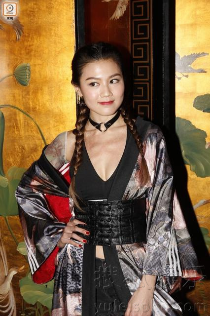 周秀娜深V装现身 胸前大片红斑触目惊心8879