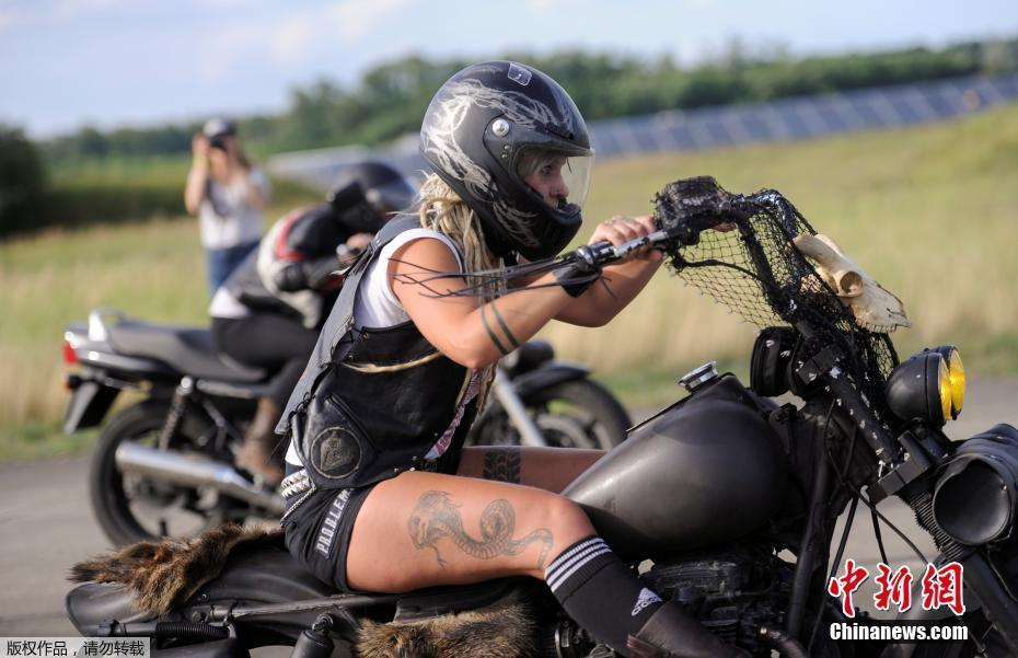 德国举办女性摩托车节 粉红女郎炫酷狂野90