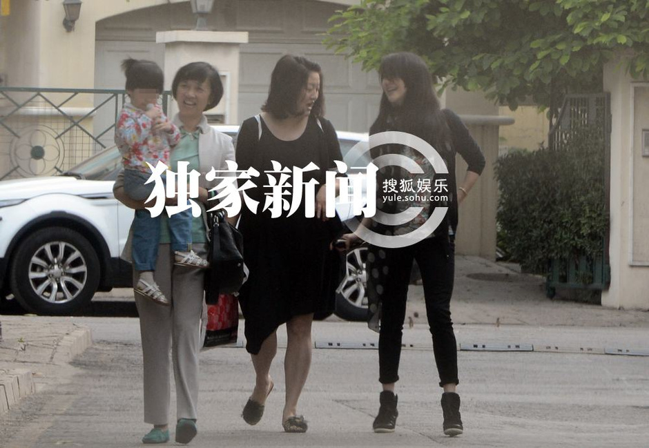 独家:左小青与母亲接女儿回家 小姑娘活泼可爱