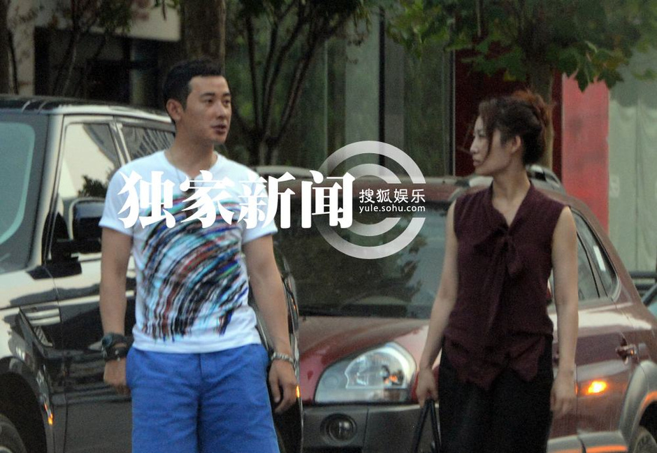 独家:罗晋会友吃饭 与美女喝咖啡后一起回家7