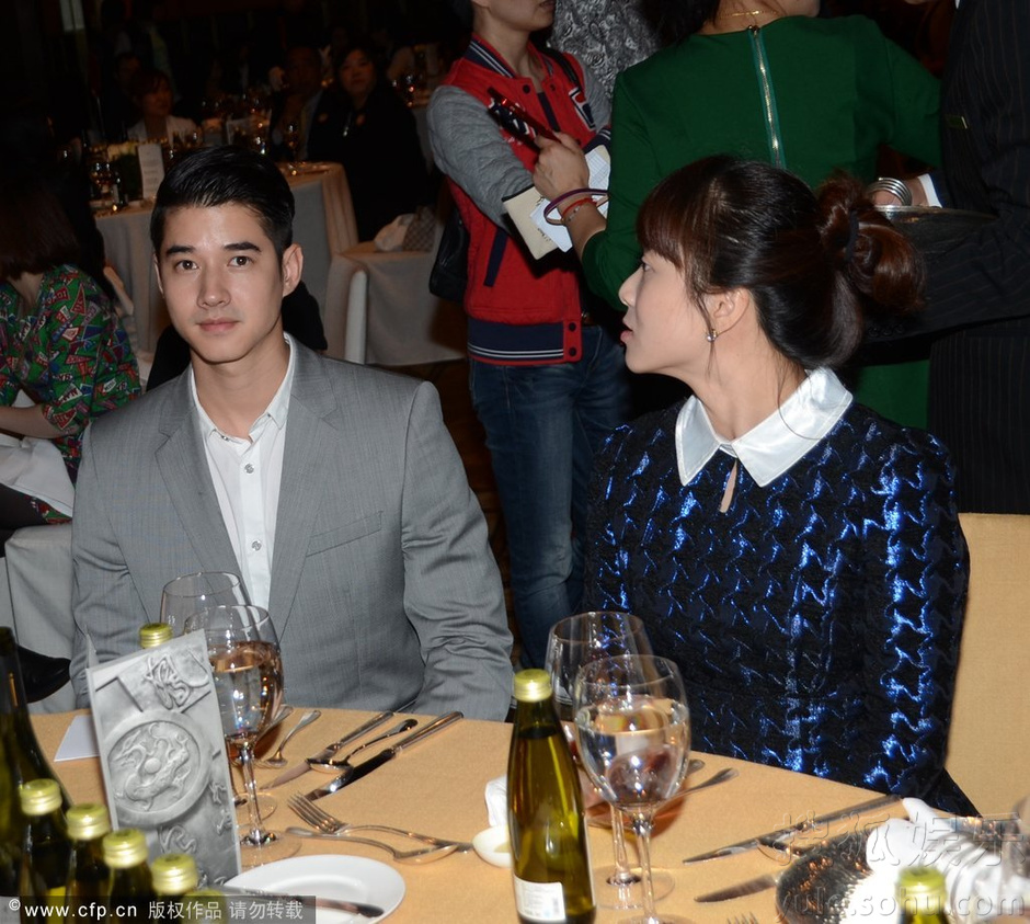 张亮落座狂饮水美女陪马里奥 刘萌萌不慎走光