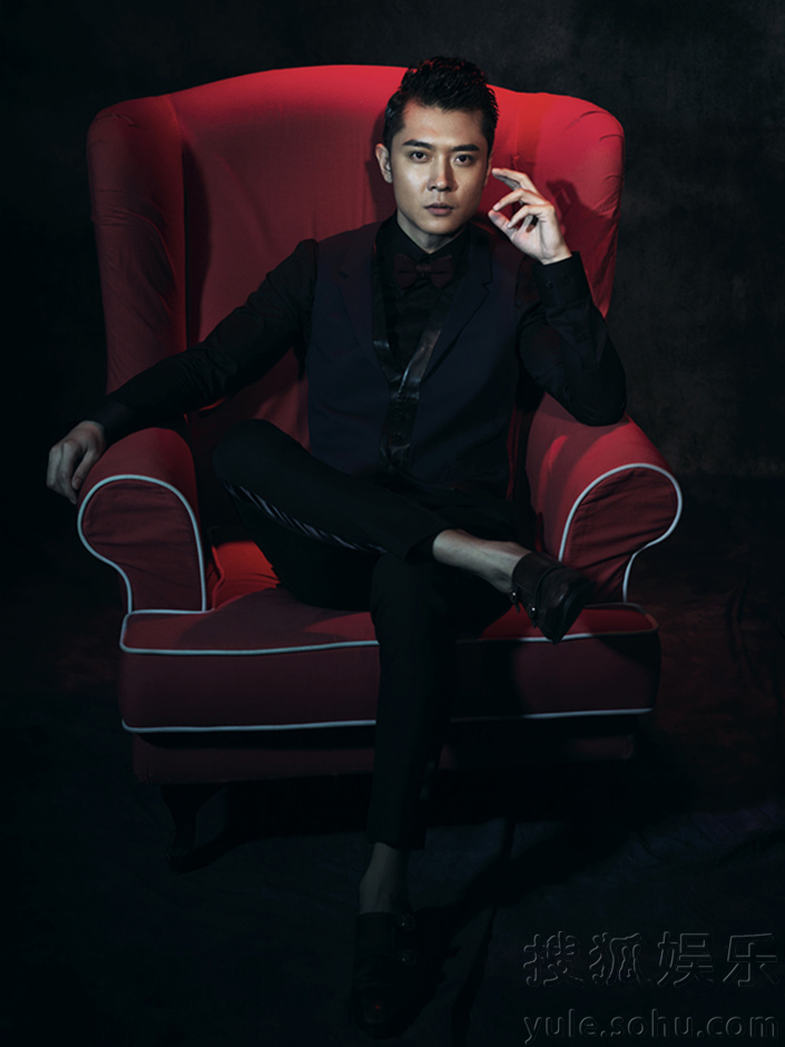 张丹峰曝幽暗系写真+表情冷酷霸道<em>总裁</em>范儿