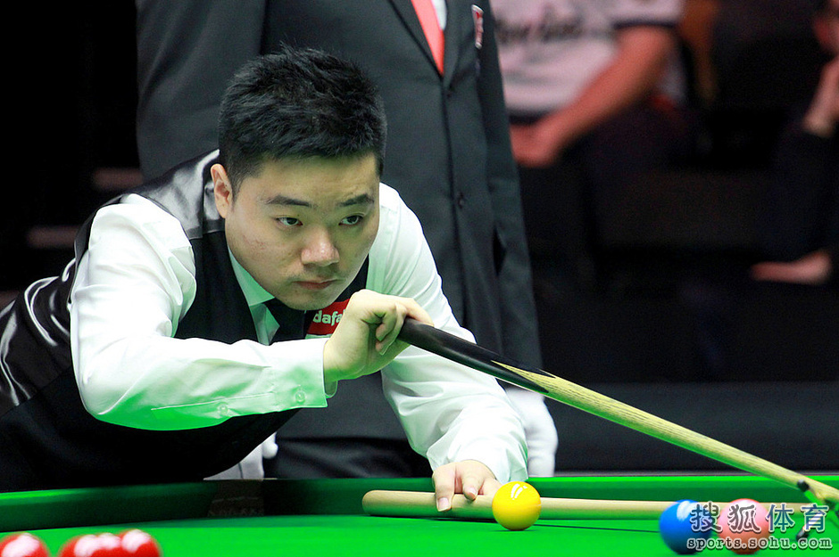 高清:丁俊晖止步大师赛首轮 击球瞬间沉着冷静6086580-体育图片库-大视野-搜狐