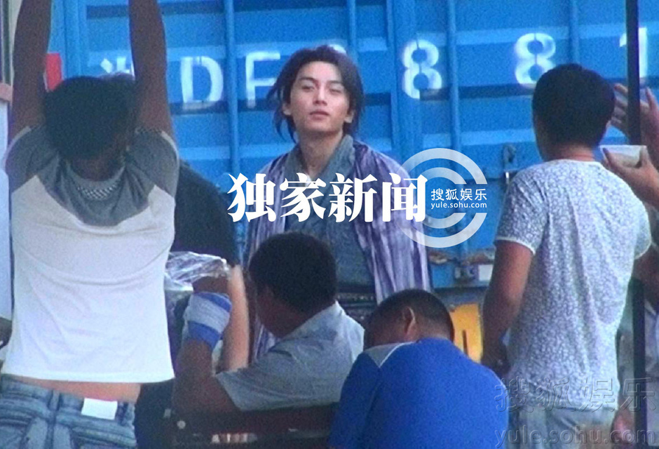独家:陈晓身穿古装潇洒抽烟 浓情蜜意煲电话粥