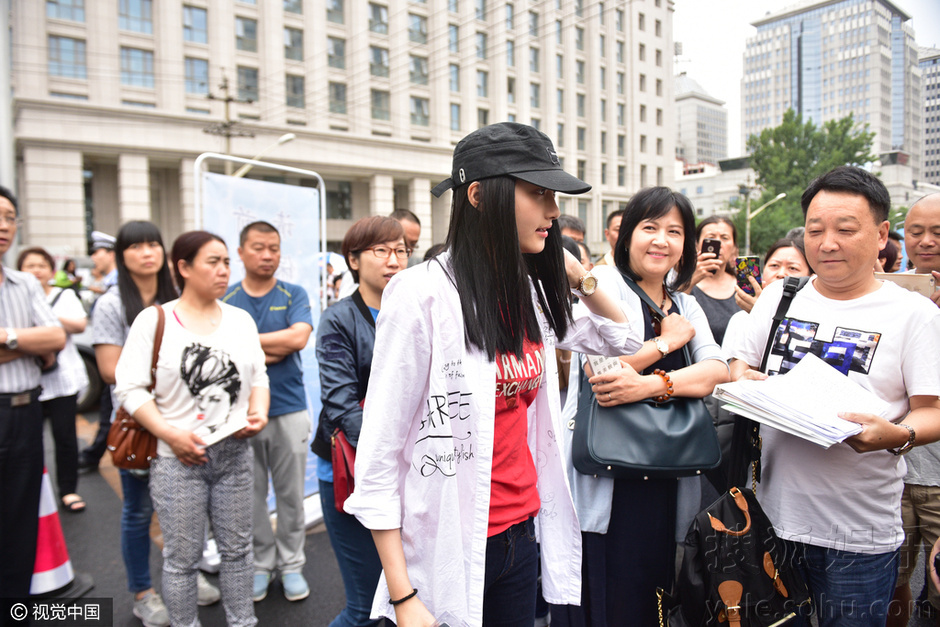 国民闺女 关晓彤参加高考  引考生家长围观8507