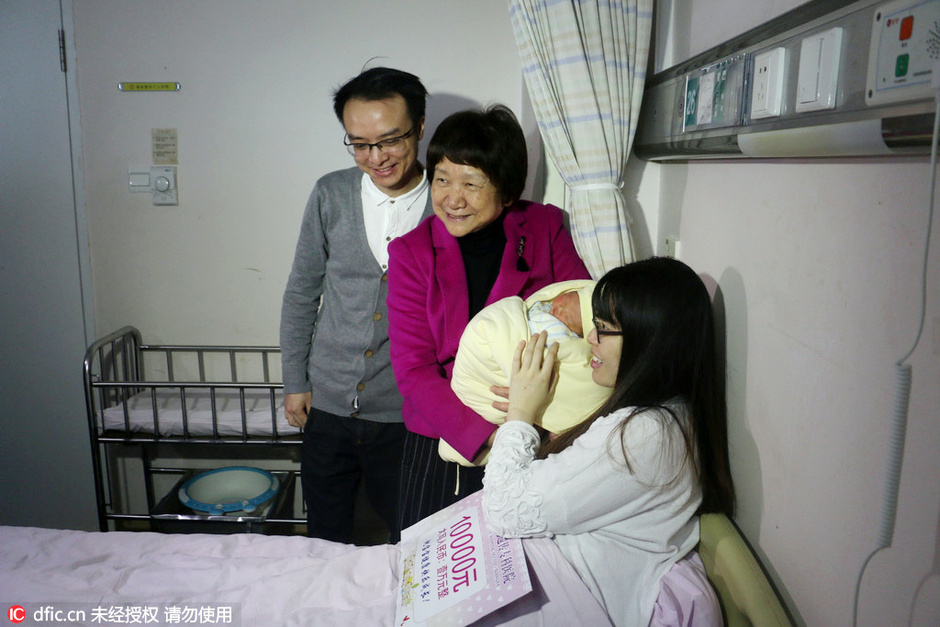 首例 试管婴儿升级当爹  妻子自然怀孕得女儿