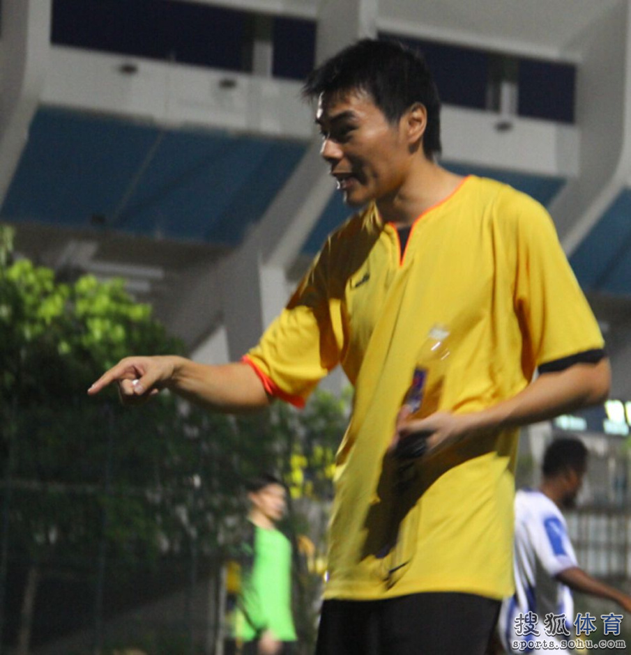 高清:深圳足球业余足球联赛 教练挥手指导球员