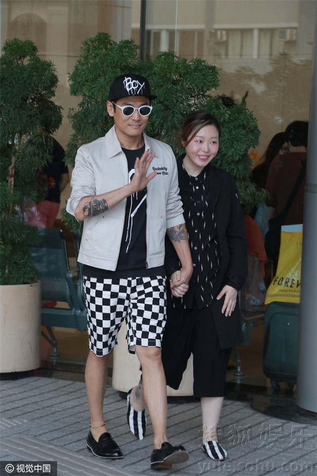 54岁杜德伟喜获麟儿 搂老婆献出院吻秀恩爱