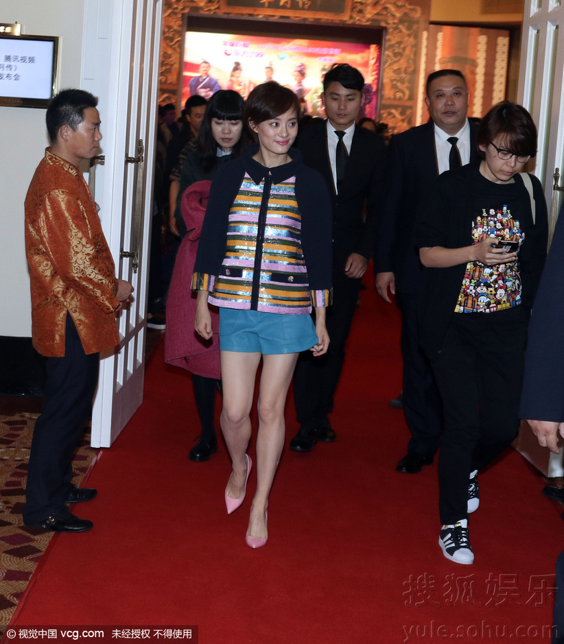 孙俪<em>蓝短裤</em>亮相秀美腿 心情大好一路微笑-娱乐